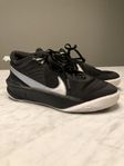 Basketsko Nike Team Hustle strl. 36