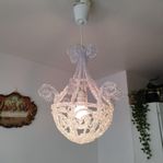 Ljuskrona retro- vintage stil i glas och metall.