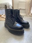 Dr Martens plattformskängor