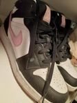 Nike Air Jordan 1 Mid Arctic Pink