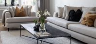 LA Soffa Sand 4-sits plus 1,5 sits LA fåtölj från Newport