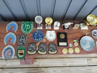 Prispokaler, medaljer och ryttarförening/klubbskyltar