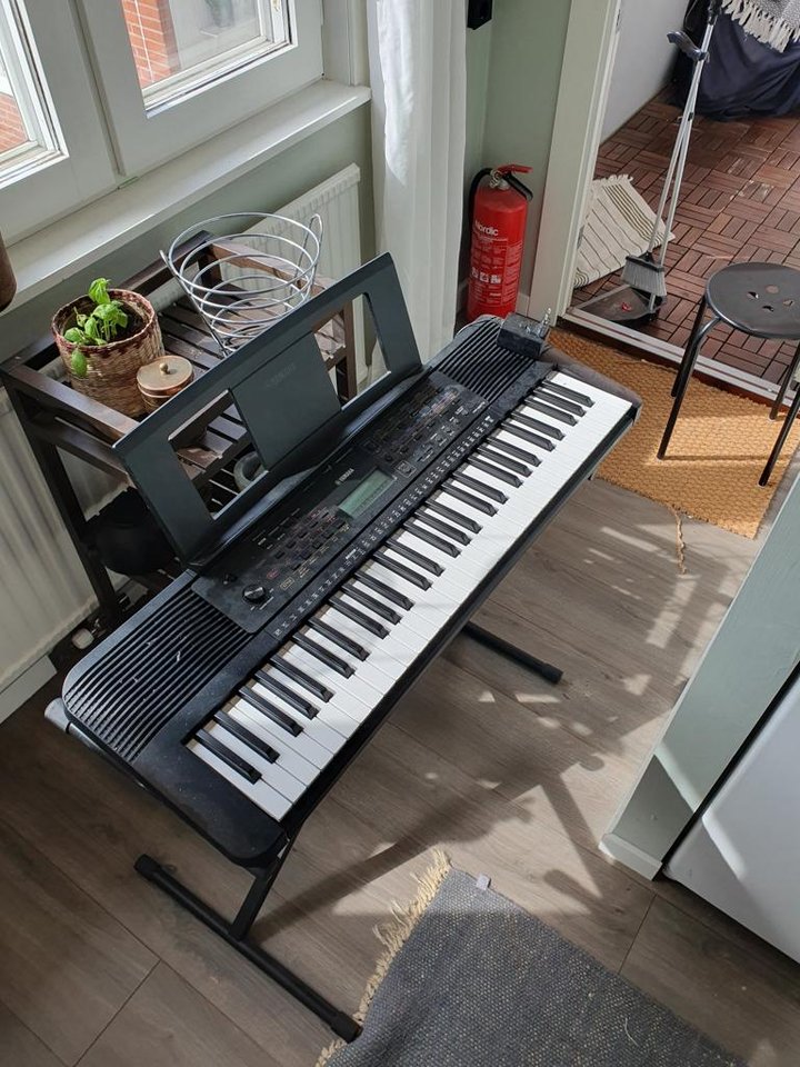 Keyboard - Yamaha PSR E273 in...