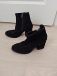 Svarta mocka boots med klackskor 