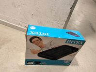 säljer en uppblåsbar madrass mått 76*191*22 cm!