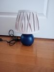 bordslampa med vacker skärm i naturmaterial tyg beige 