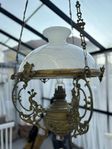 vacker antik taklampa/oljelampa i mässing och vitt glas 