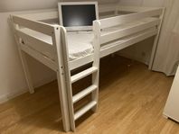 Säng byrå hylla och tv