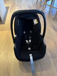 Maxi-Cosi Cabriofix i-size med spädbarnsinlägg i svart