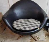 Retro Snurrfotölj svart med rutig dyna från 50-talet