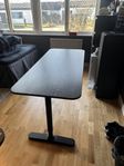 skrivbord i svart 