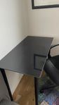 Glas skrivbord och IKEA kontorsstol 