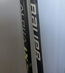 Hockeyklubbor Hyperlite och Alpha LX pro.