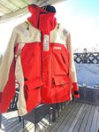 seglarjacka Musto Performance Stl S men stor i storleken.