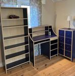 Blått skrivbord, hylla och byrå