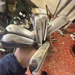 Diverse äldre golfklubbor, drivers, fairway, hybrider, jär