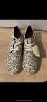 Toms sneakers