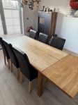 Matbord i massiv ek och 6 skinnstolar