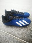 Fotboll skor från Adidas i storlek 39