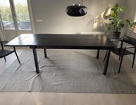massivt matbord från r.o.o.m och chikago stolar från bolia