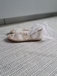 Sandaler med spets och silkesband
