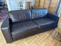 Lädersoffa med fotpall