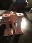 Två ljusstake och en elefant. 