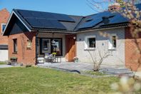 Villa med stort garage o carport. (126m2 + 189m2)