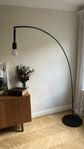 Golvlampa/båglampa svart