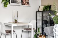 Bord + 2 stolar 