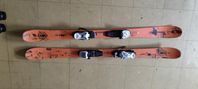 Skidor K2 129 cm och pjäxor