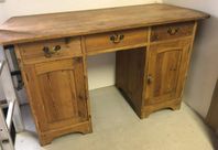 Skrivbord. Bredd 135 cm, höjd 80 cm, djup 61 cm