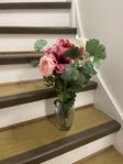 verklighetstrogna plastblommor