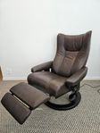 Ny elstyrd Stressless Wing Power fåtölj, inbyggd fotpall