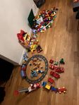 En hel flyttkartong med Duplo Lego