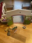 Schleich stall med tillbehör