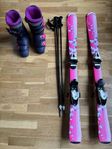 Skidor 120 cm, pjäxor och stavar