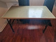 äldre retro bord med metallben
