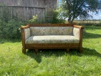 Antik soffa med William Morris tyg