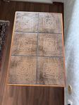 Retro soffbord/sidobord i teak med kakelplattor – 60-/70-t