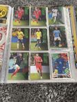 78 Fotbolls kort och en spelplan 