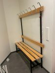 Bänk till omklädningsrum, med krokar. 