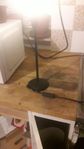 i svart gjutjärns lampa .