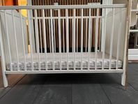 Spjälsäng - Barnsäng IKEA Hensvik med madrass