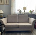  Eden 2-sits, tyg Delight latte 14 whitewash ekben/runt