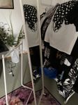 stående spegel från ikea förvaring bak 