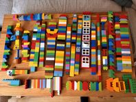 Massvis med duplo lego, gubbar, klossar, tåg, bilar
