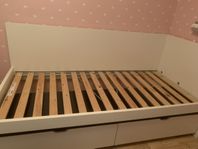 2st Ikea sängar 90x200cm, sänggavel och madrass.