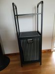 Badrumshylla med tvättkorg