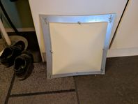 Plafond i silvrig metall och glas 